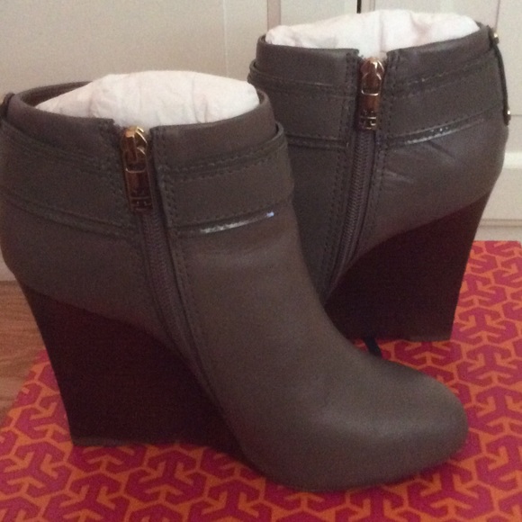 Tory Burch Tenley Bootie 7 Gray Brown Gold Hardware Wedge Boot - Picture 2 of 4